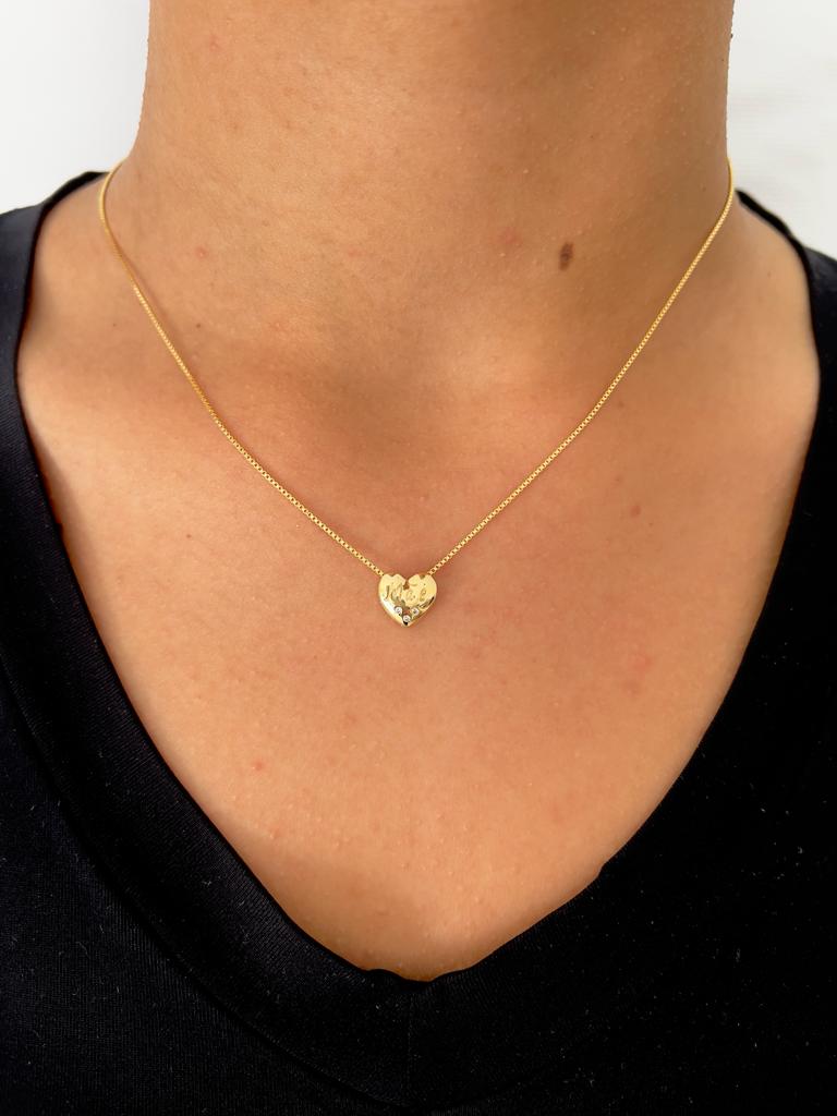 Colar de Coração escrito Mãe com 3 micro pontos de zirconias banhado em ouro 18k cordão