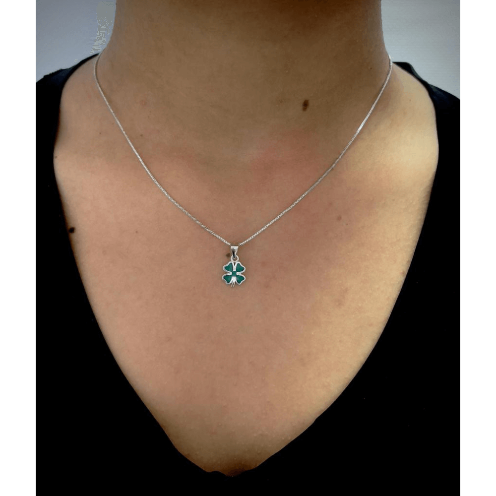 Colar com Trevo da Sorte em prata com banho em ródio esmaltado em verde