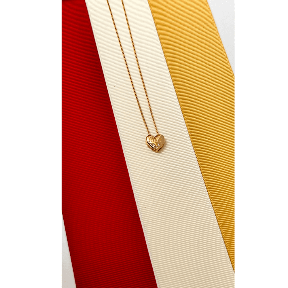 Colar de Coração escrito Mãe com 3 micro pontos de zirconias banhado em ouro 18k cordão